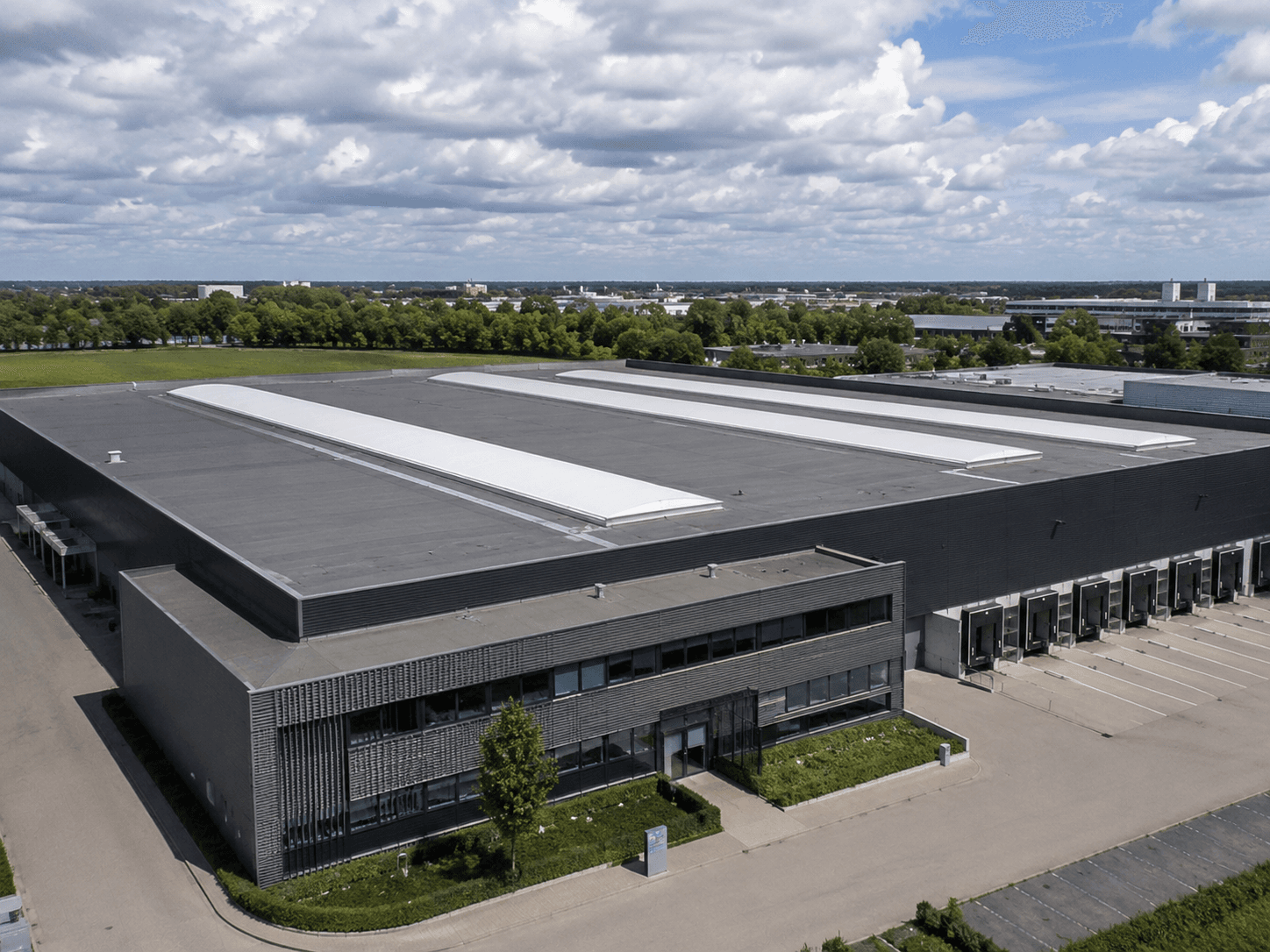 Maatwerk zonwering op de lichtstraten van een grote bedrijfshal