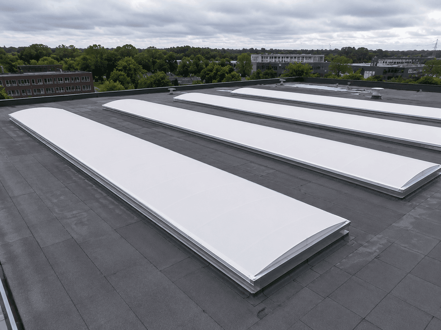 Buitenzonwering geïnstalleerd op lichtstraten van een zakelijk gebouw