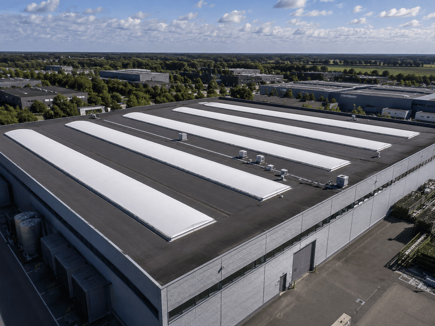 Maatwerk zonwering op industriële lichtstraten van een productiehal