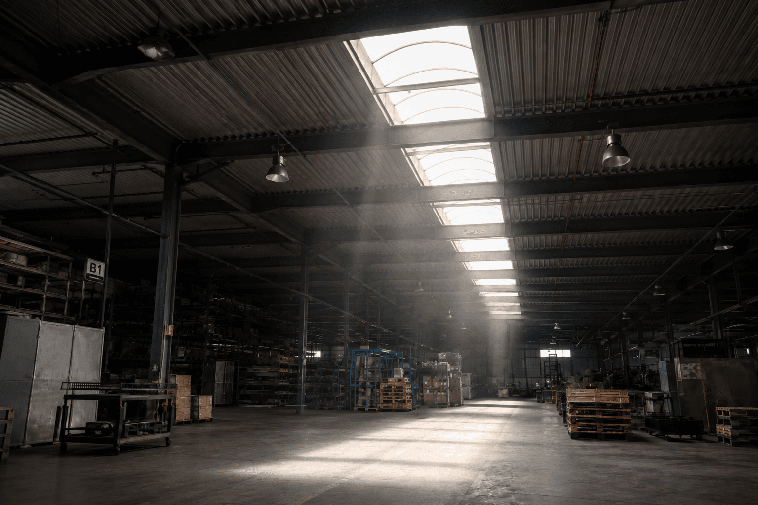 Bedrijfspand met buitenzonwering op de lichtstraten
